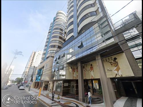 Apartamento nº 302 e vaga da garagem nº 02, no Edifício Rainha Touya, Centro, em Balneário Camboriú...