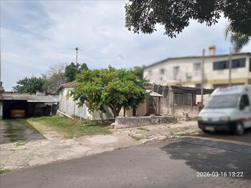 Casa de madeira c/ 64m² e seu respectivo terreno