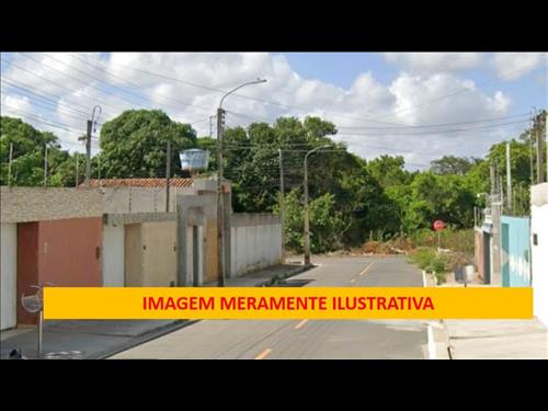 Casa com área total de 300,94m², 3 quartos, três banheiros, sala de estar, sala de jantar, cozinha,...