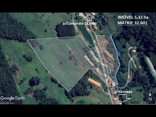 Terreno com edificações em Pres. Kenedy