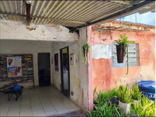 LOTE 78887        TERRENO COM UMA CASA, RUA SANTA CATARINA...