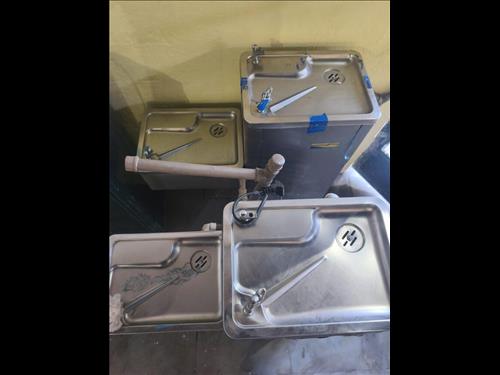 2 unidades de bebedouro industriais Mater Frio ligando.