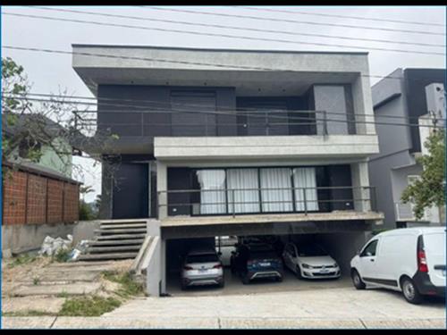 Sobrado - Condomínio Swiss Park - Bairro Demarchi - A.U.T. 420,00m² - A.T.T - 741,08m².