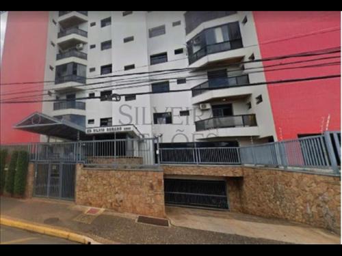 Apartamento nº 123 e vagas de garagens nºs 16 e 17, do Condomínio Edifício Silvio Ongaro, na Avenid...