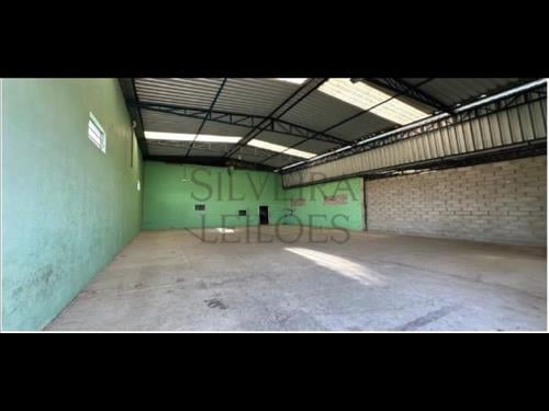 Prédio comercial/industrial, com aproximadamente 1.200m2 de construção, constituído sob o lote nº 0...