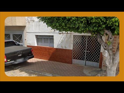 UMA CASA RESIDENCIAL, SITUADA NA RUA DESEMBARGADOR BOTO, 751, CAJAZEIRAS/PB, MEDINDO 4,94 METROS DE...