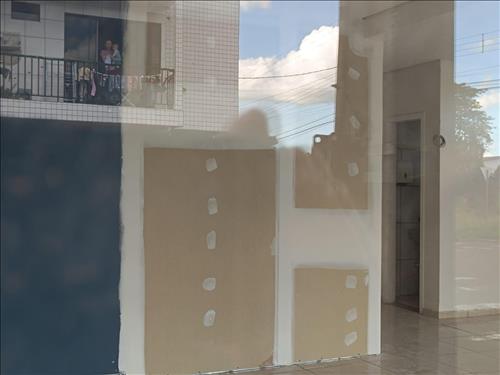 Imóvel com 3 unidades independentes, 2 apartamento e 1 Sala Comercial .