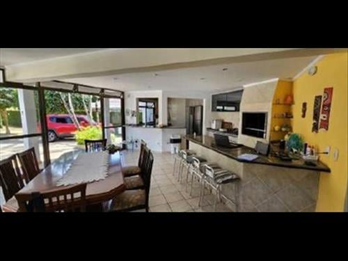 Casa na Rua Cândido de Abreu, 90, Guaratuba/PR, com área total de 1.440,00 m²; contendo construções...