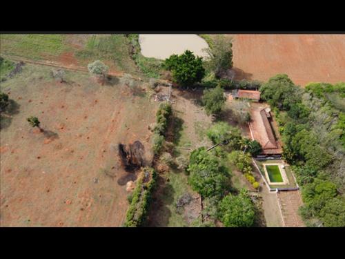 CHÁCARA com A.T 10.500m², casa de caseiro, cozinha caipira/área gourmet de padrão simples, piscina,...