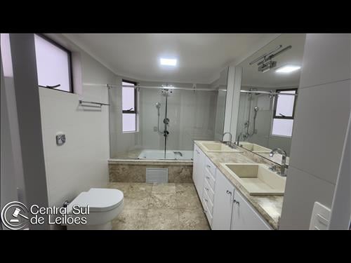 Apartamento nº 201 com área privativa de 277,28m², com 02 Vagas de garagem, no Edifício Anhatomirim...
