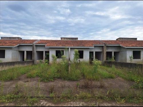UMA CASA DE ALVENARIA EM CONSTRUÇÃO, com paredes, contrapiso e cobertura, geminada.