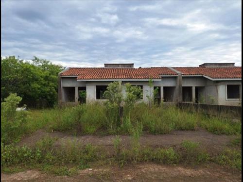 UMA CASA DE ALVENARIA EM CONSTRUÇÃO, com paredes, contrapiso e cobertura, geminada, que pelo projet...