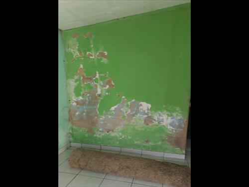 Terreno urbano possui uma residência em sua área, com 2 (dois) quartos, 1 (uma) cozinha/sala, 1 (um...
