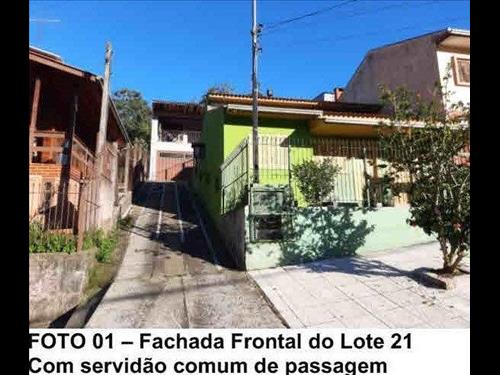 Residência em alvenaria, com dois pavimentos, três dormitórios (uma suíte), hall, sala de estar, co...