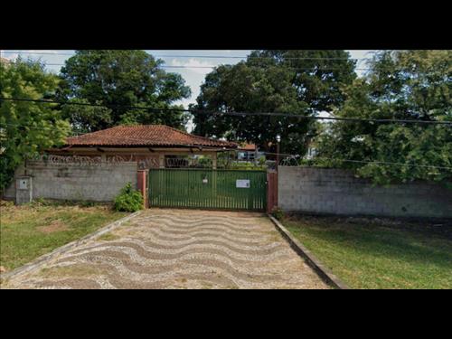 LOTE 001        DUAS CASAS TÉRREAS E UMA CASA DE 2 ANDARES...