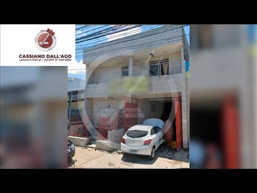 LOTE 007        Casa, com 02 pavimentos, construída em um...