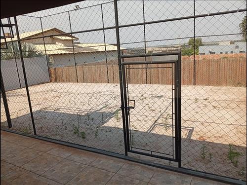 Casa de Alto Padrão em Condomínio Fechado com Piscina, Quadra de Areia e 1.002,62 m² de Terreno  Me...