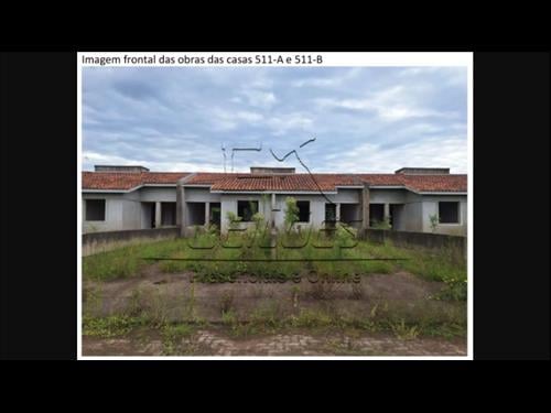 Casa de alvenaria sob nº 511-A, em construção, geminada, com área construída de 43,48m².