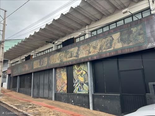 01 prédio de alvenaria, medindo 400m²