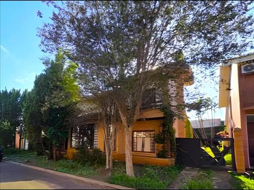 Casa com dois pavimentos