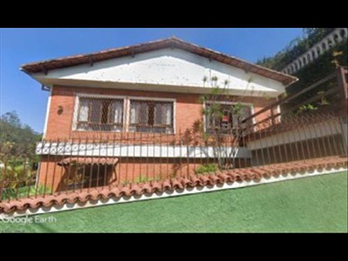 Casa com dois pavimentos, sendo no primeiro andar uma saleta, cozinha, escritório, área de serviço,...