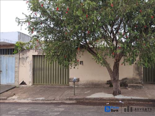 Uberlândia-MG. Casa, situada na Rua Marzuka, nº 289 (lote 27 da quadra 09), no B...
