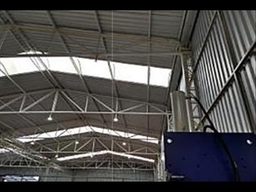 Imóvel industrial (lote de terreno urbano de esquina, com 2.413,72m², e galpões industriais não ave...