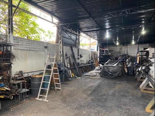 LOTE 001        Galpão comercial com área de 304m², Jardim...