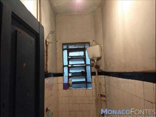 LOTE 001        PRÉDIO COM LOJAS COMERCIAL, área de 322,74...