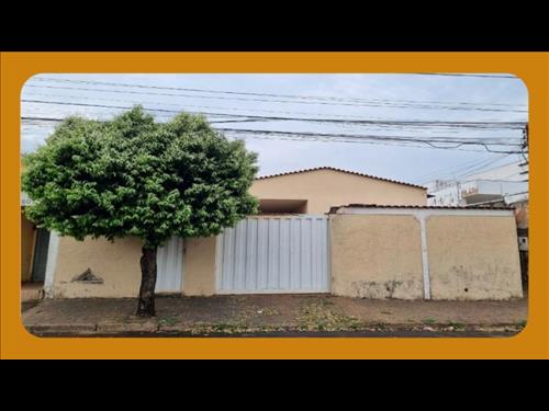 IMÓVEL NA RUA ATENAS, 570, BAIRRO TIBERY, UBERLÂNDIA/MG. MEDINDO 11,96M DE FRENTE E FUNDOS, POR 35,...