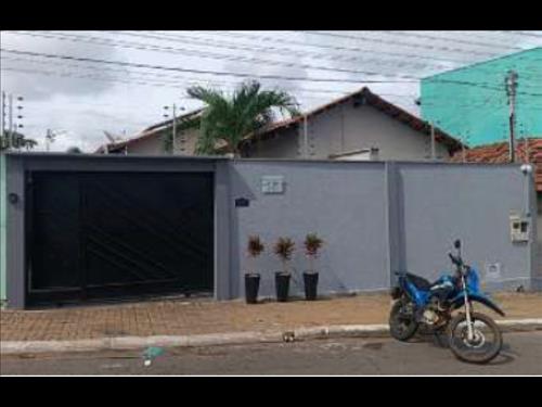 LOTE 001        Imóvel na Quadra 63 Rua 1º de Janeiro em A...