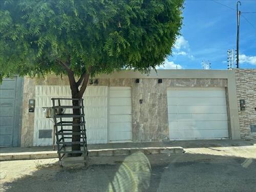 Casa - 122,07m² de área privativa, 160m² de área do terreno, com vaga de garagem