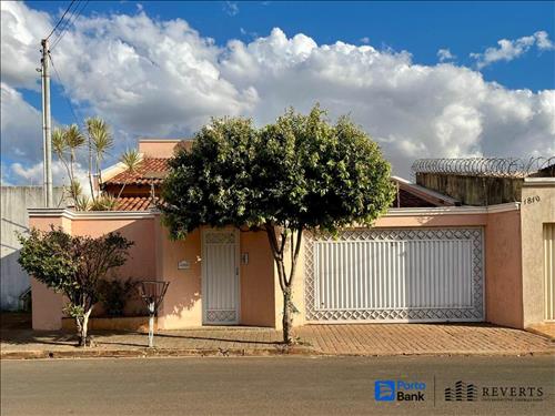 Monte Carmelo-MG. Casa, situada na Av. Goiás, nº 1820, lote de terreno nº 04 da ...