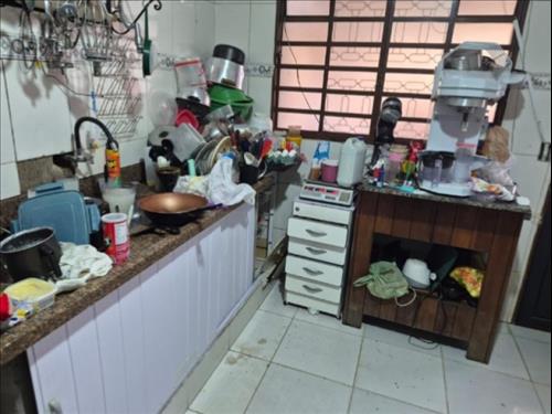 LOTE 001        Imóvel com A.T. 250m², contendo uma casa r...