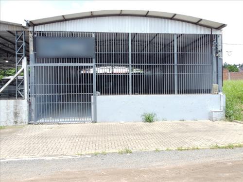 Barracão de aprox. 230m², bem como uma construção de alvenaria nos fundos, destinado a escritório, ...